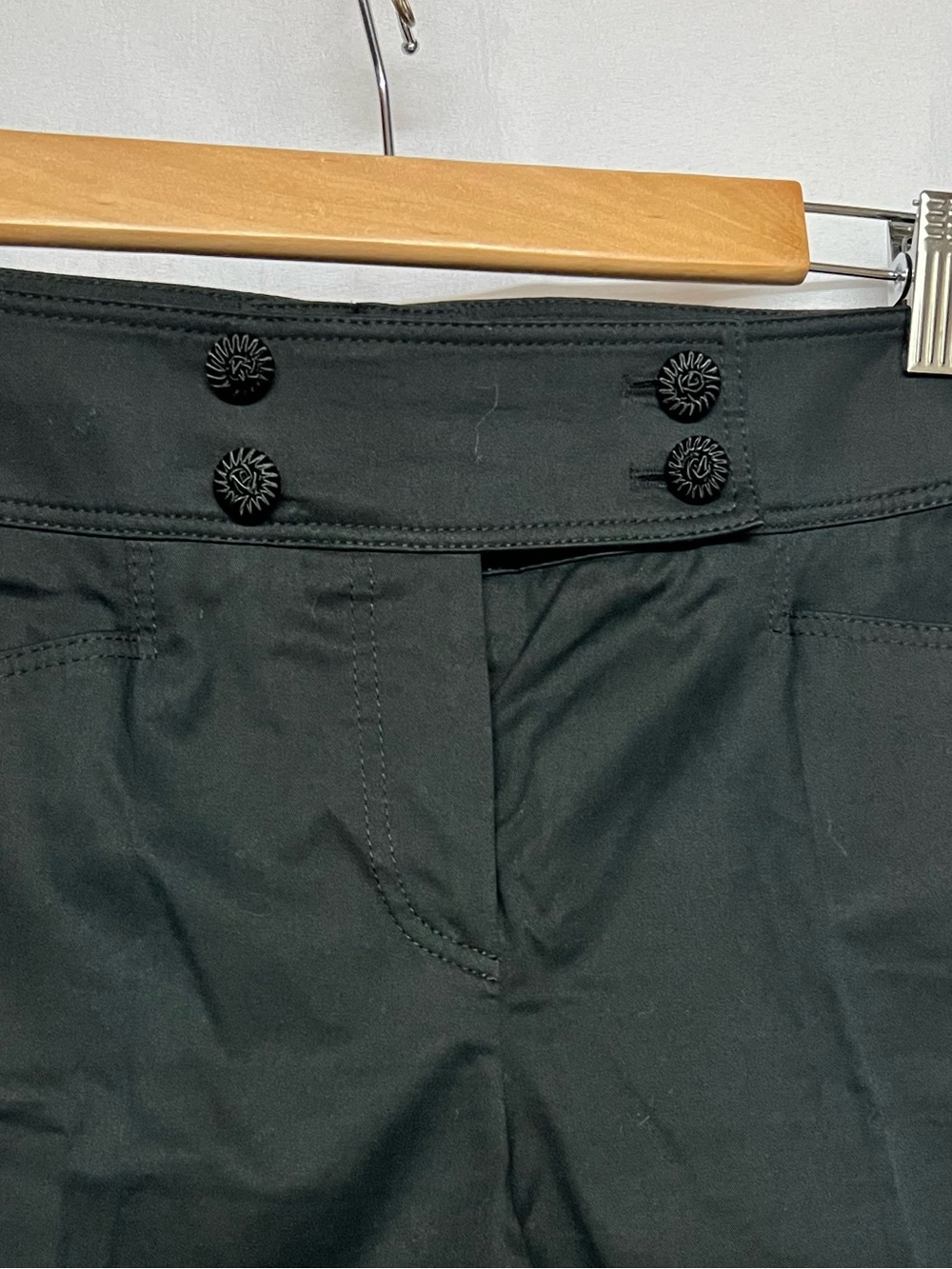 Escada Black Flat-Front Tailored Shorts Sz S Cotton Knee length.